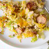 Ein herzhaftes, tröstendes Auflaufgericht mit zartem Kohl, würziger Wurst und einer cremigen Käseschicht - perfekt für ein einfaches Wochengericht.  