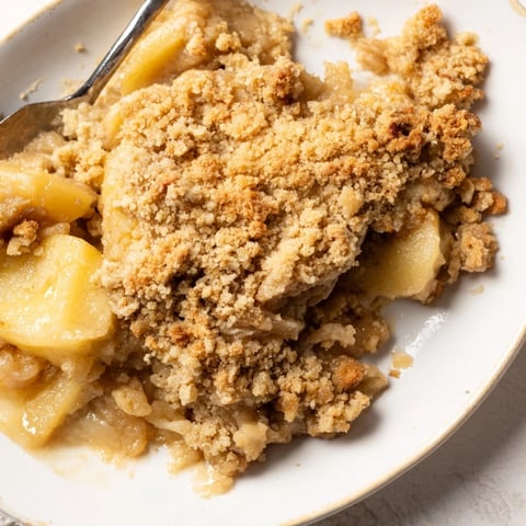 Zart gebackenes Apfel-Zimt-Crumble mit knusprigem, goldbraunem Belag und fruchtiger Füllung.